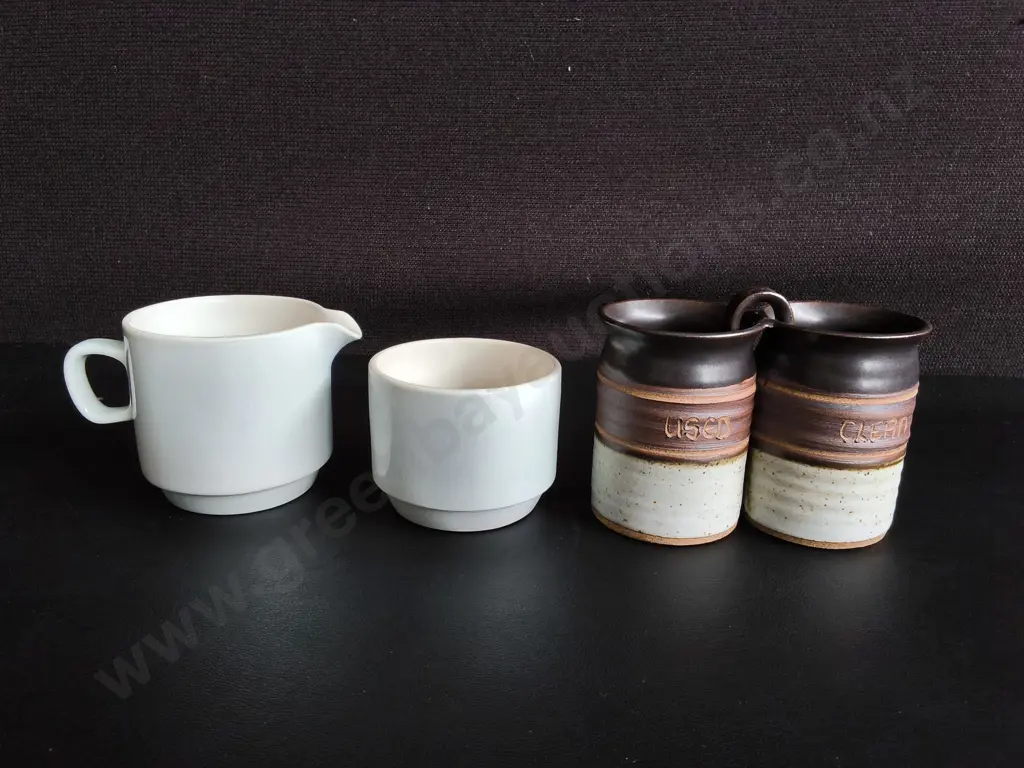 VINTAGE NZ POTTERY, INCLUDING CROWN LYNN STACKING CREAMER Image 1++
