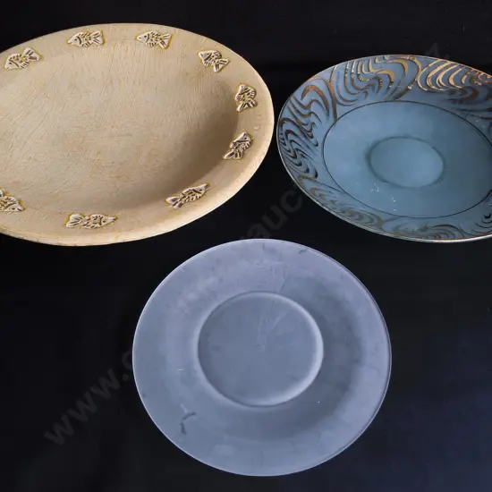 3 LARGE SERVING PLATTERS, INCLUDING ONE CERAMIC, WIDEST DIA 49 CM