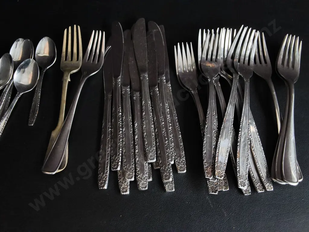 MIX OF VINTAGE CUTLERY Image 1++