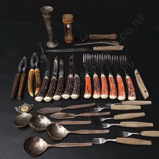 COLLECTION OF VINTAGE CUTLERY