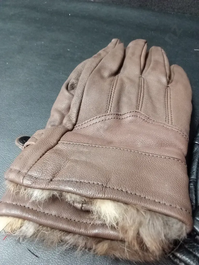 3 PAIRS OF LEATHER GLOVES Image 1++