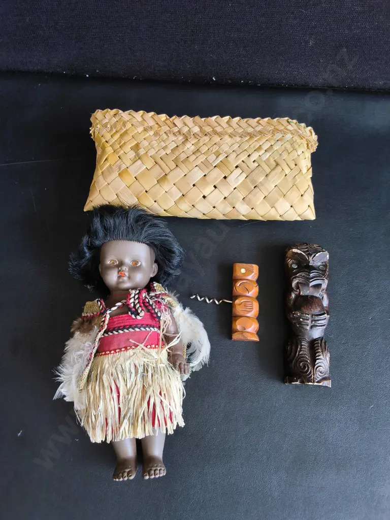 VINTAGE MĀORI DOLL, CARVED TEKOTEKO, FLAX KETE AND CORKSCREW, TALLEST H 24 CM Image 1++