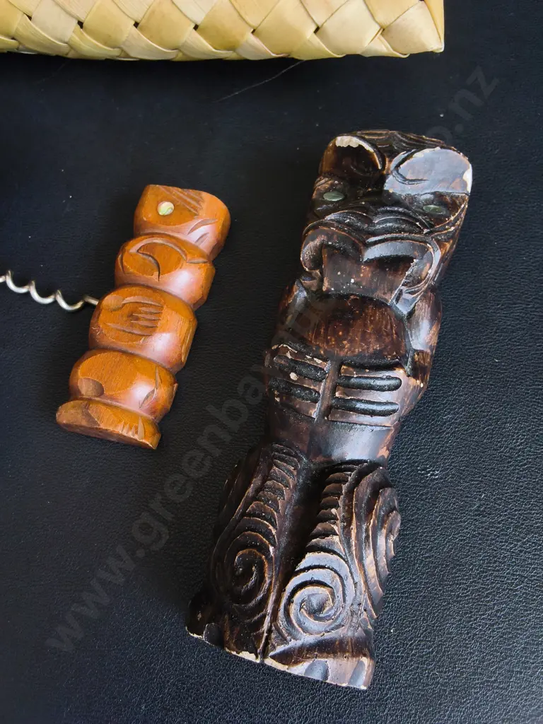 VINTAGE MĀORI DOLL, CARVED TEKOTEKO, FLAX KETE AND CORKSCREW, TALLEST H 24 CM Image 1++