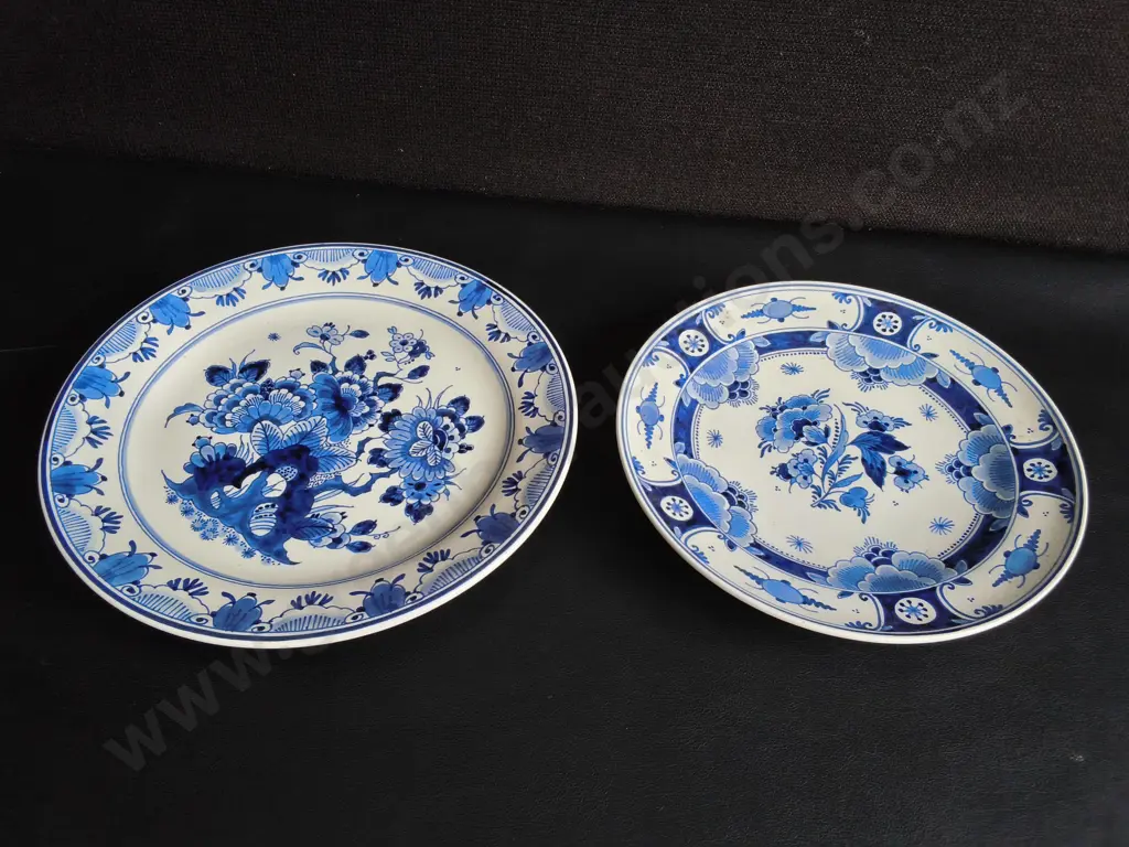 PAIR OF VINTAGE ROYAL DELFT BLUE HAND PAINTED WALL PLATES, WIDEST DIA 25 CM Image 1++
