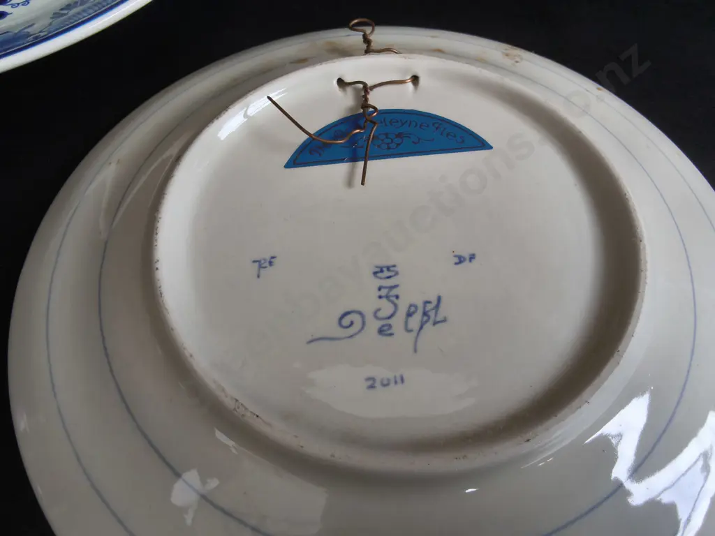 PAIR OF VINTAGE ROYAL DELFT BLUE HAND PAINTED WALL PLATES, WIDEST DIA 25 CM Image 1++