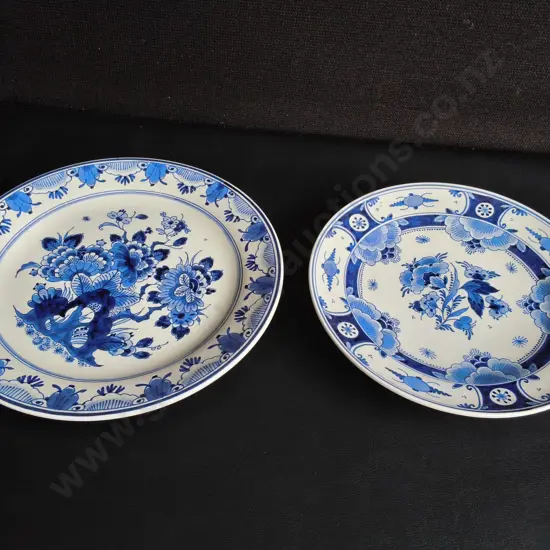 PAIR OF VINTAGE ROYAL DELFT BLUE HAND PAINTED WALL PLATES, WIDEST DIA 25 CM