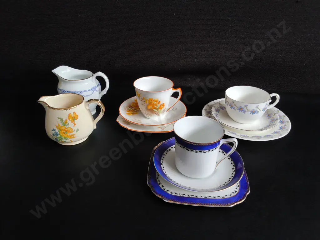 3 TEA CUP AND SAUCERS SETS, AND PAIR OF CREAMERS, TALLEST H 9 CM Image 1++