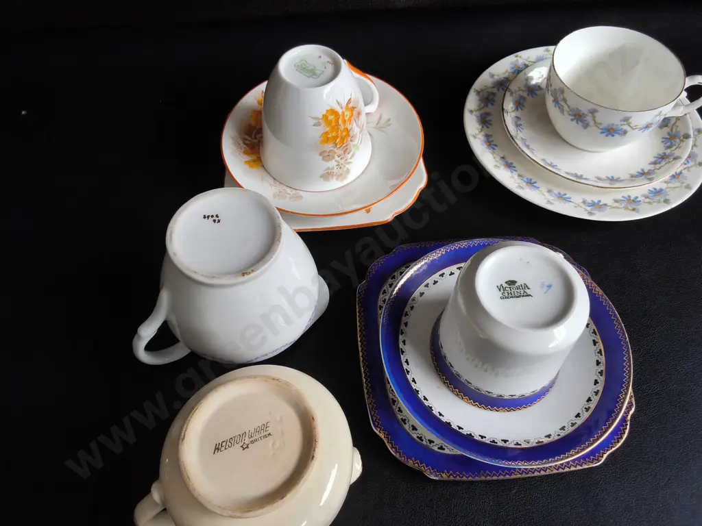 3 TEA CUP AND SAUCERS SETS, AND PAIR OF CREAMERS, TALLEST H 9 CM Image 1++