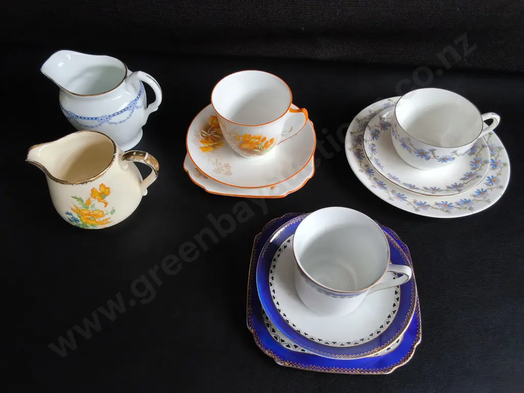 3 TEA CUP AND SAUCERS SETS, AND PAIR OF CREAMERS, TALLEST H 9 CM Image 1++