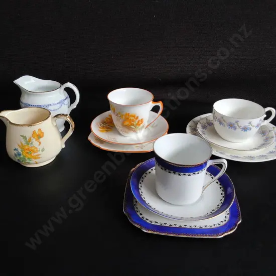 3 TEA CUP AND SAUCERS SETS, AND PAIR OF CREAMERS, TALLEST H 9 CM