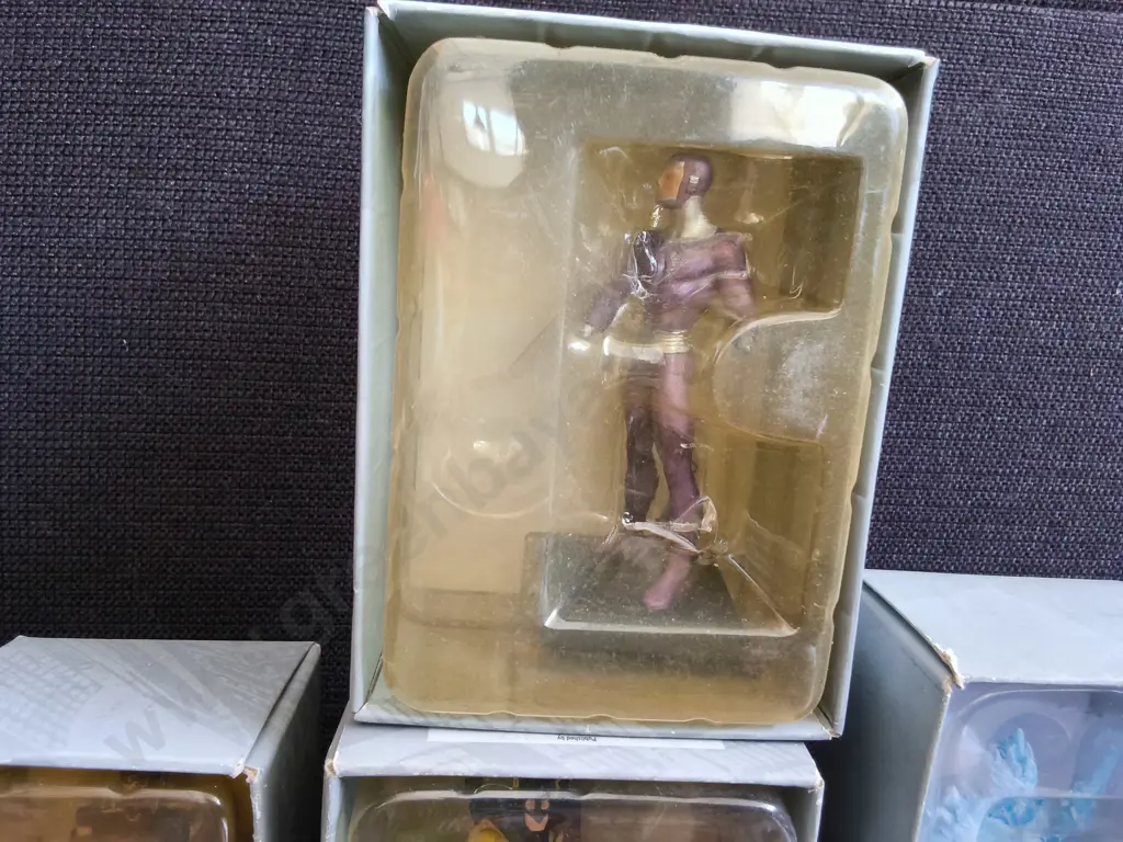 CLASSIC MARVEL FIGURINE COLLECTION, EAGLEMOSS, BOXED FIGURES, DISPLAY STAND AND MAGAZINES, DAMAGE PICTURED Image 1++