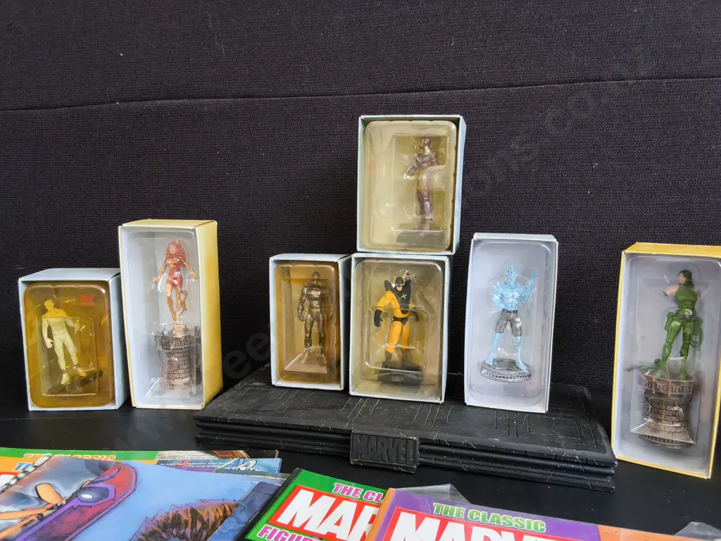 CLASSIC MARVEL FIGURINE COLLECTION, EAGLEMOSS, BOXED FIGURES, DISPLAY STAND AND MAGAZINES, DAMAGE PICTURED Image 1++