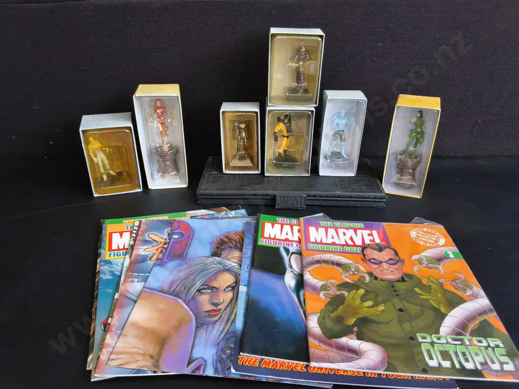 CLASSIC MARVEL FIGURINE COLLECTION, EAGLEMOSS, BOXED FIGURES, DISPLAY STAND AND MAGAZINES, DAMAGE PICTURED Image 1++
