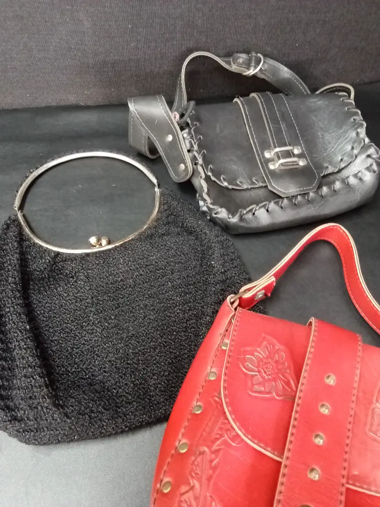 3 VINTAGE HAND BAGS Image 1++