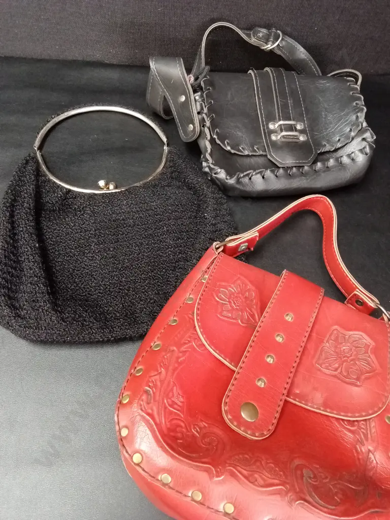 3 VINTAGE HAND BAGS Image 1++