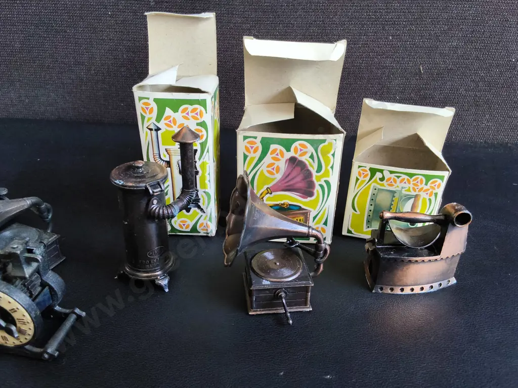 COLLECTION OF VINTAGE DIE CAST METAL MINIATURE PENCIL SHARPENERS, INCLUDING 3 IN ORIGINAL BOXES, TALLEST H 9.5 CM Image 1++