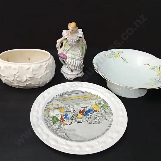 4 DECORATIVE ITEMS