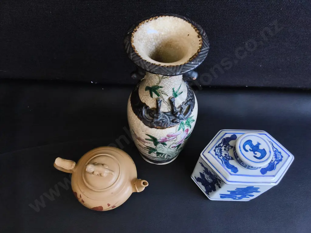VINTAGE CHINESE CERAMIC DECOR, TEAPOT, NANKING STYLE VASE, AND TEA CADDY, TALLEST H 26 CM Image 1++