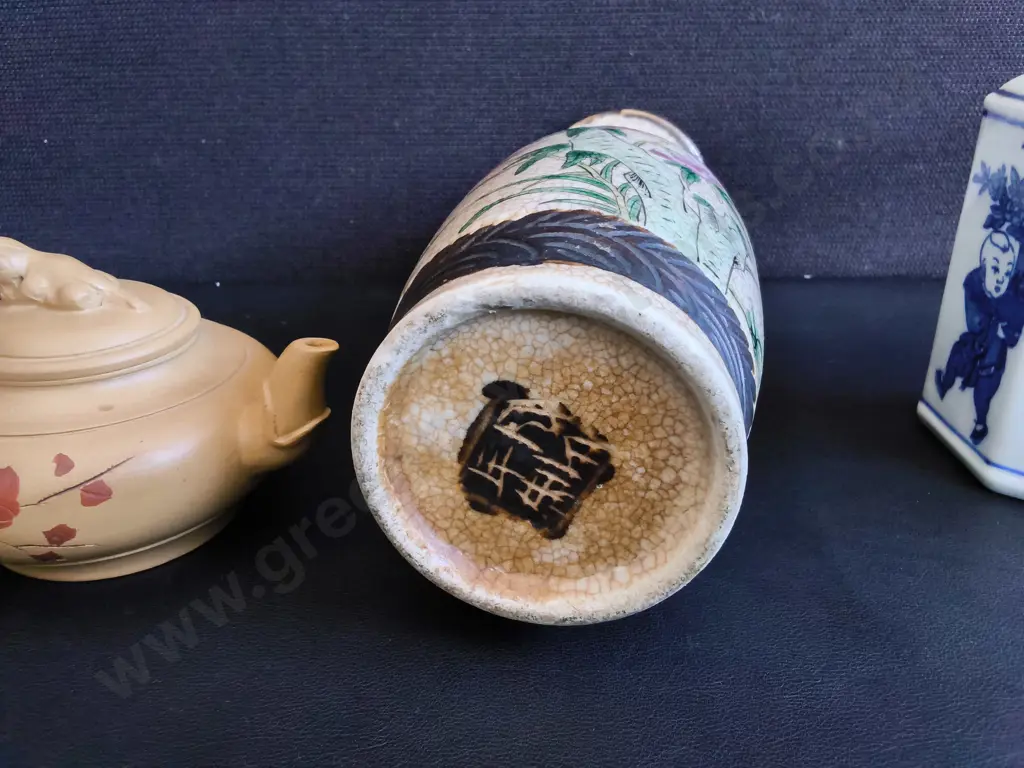 VINTAGE CHINESE CERAMIC DECOR, TEAPOT, NANKING STYLE VASE, AND TEA CADDY, TALLEST H 26 CM Image 1++