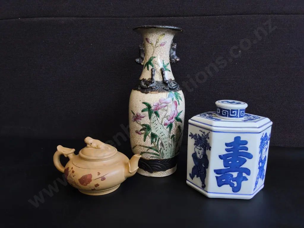 VINTAGE CHINESE CERAMIC DECOR, TEAPOT, NANKING STYLE VASE, AND TEA CADDY, TALLEST H 26 CM Image 1++