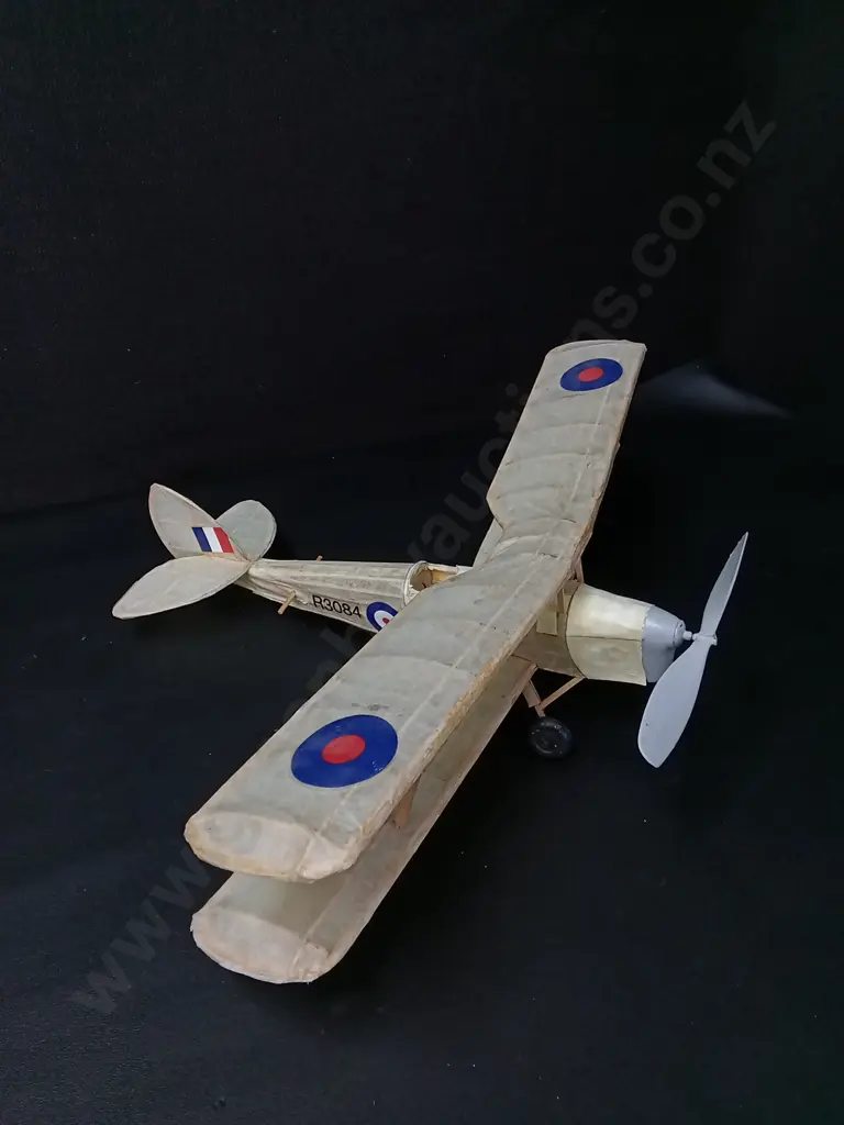 VINTAGE TISSUE AND BALSA WOOD TIGER MOTH MODEL PLANE L45CM AND 2 BOOKS ON TIGER MOTHS Image 1++