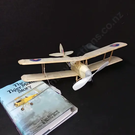 VINTAGE TISSUE AND BALSA WOOD TIGER MOTH MODEL PLANE L45CM AND 2 BOOKS ON TIGER MOTHS