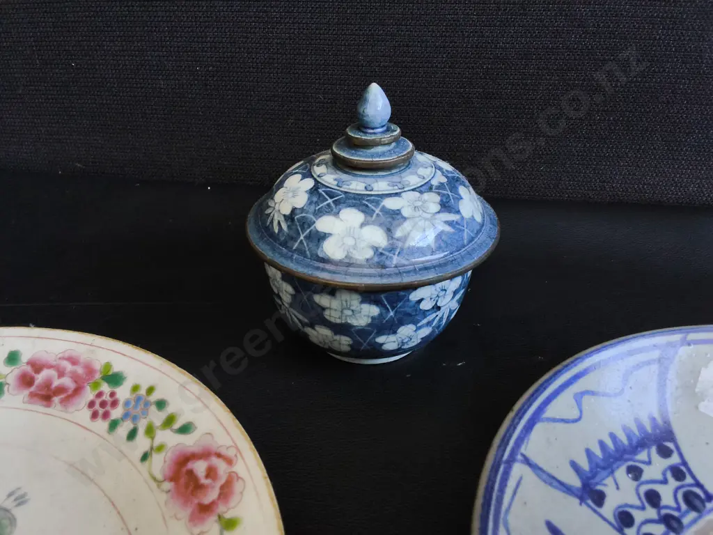 VINTAGE ASIAN CERAMICS, PLATES AND LIDDED JAR, 3 PIECES, WIDEST DIA 21.5 CM Image 1++