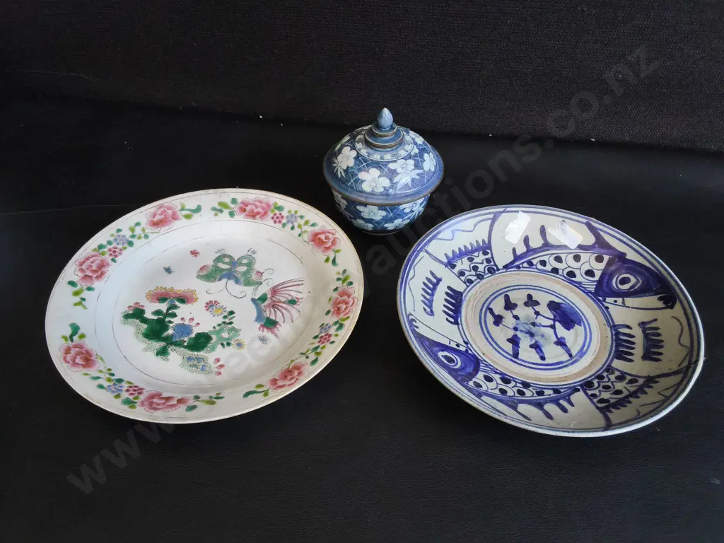 VINTAGE ASIAN CERAMICS, PLATES AND LIDDED JAR, 3 PIECES, WIDEST DIA 21.5 CM Image 1++
