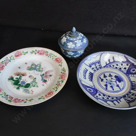 VINTAGE ASIAN CERAMICS, PLATES AND LIDDED JAR, 3 PIECES, WIDEST DIA 21.5 CM