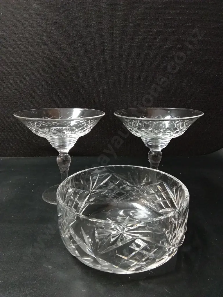 2 VINTAGE STUART CRYSTAL VESSELS H16CM AND A CRYSTAL GLASS BOWL D18CM Image 1++