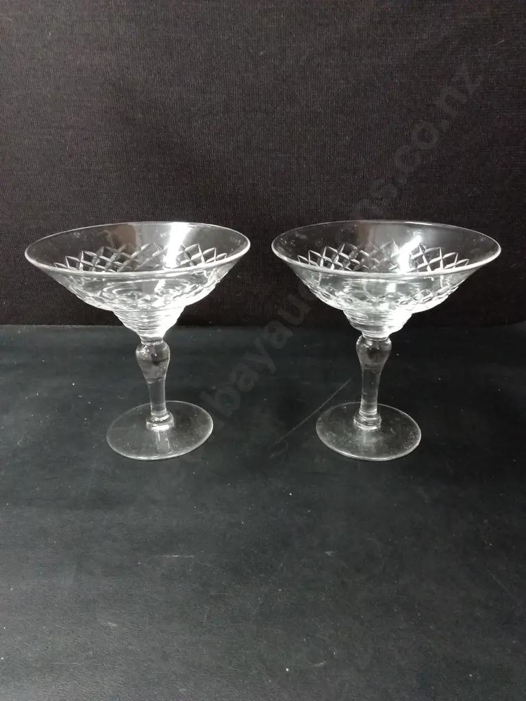 2 VINTAGE STUART CRYSTAL VESSELS H16CM AND A CRYSTAL GLASS BOWL D18CM Image 1++