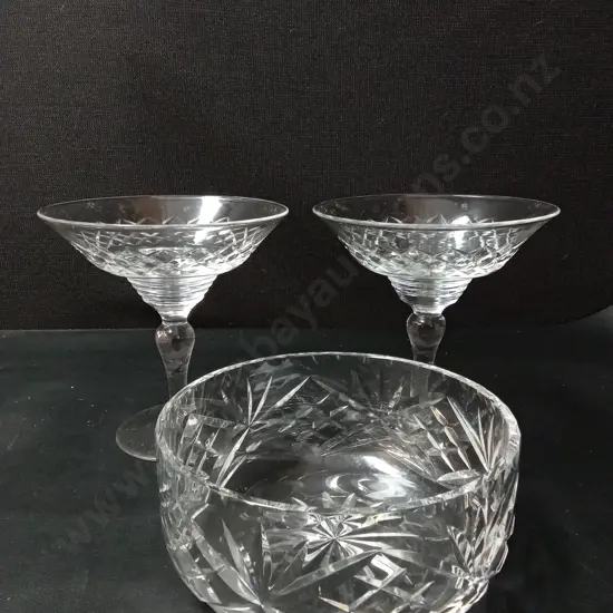2 VINTAGE STUART CRYSTAL VESSELS H16CM AND A CRYSTAL GLASS BOWL D18CM