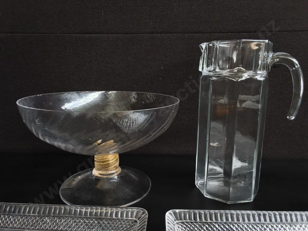 GLASS PEDESTAL SERVING BOWL, GLASS JUG, AND PAIR OF PLASTIC PRESSED GLASS STYLE TRAYS, TALLEST H 27 CM Image 1++