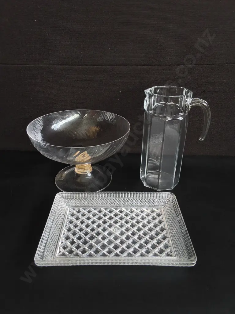 GLASS PEDESTAL SERVING BOWL, GLASS JUG, AND PAIR OF PLASTIC PRESSED GLASS STYLE TRAYS, TALLEST H 27 CM Image 1++