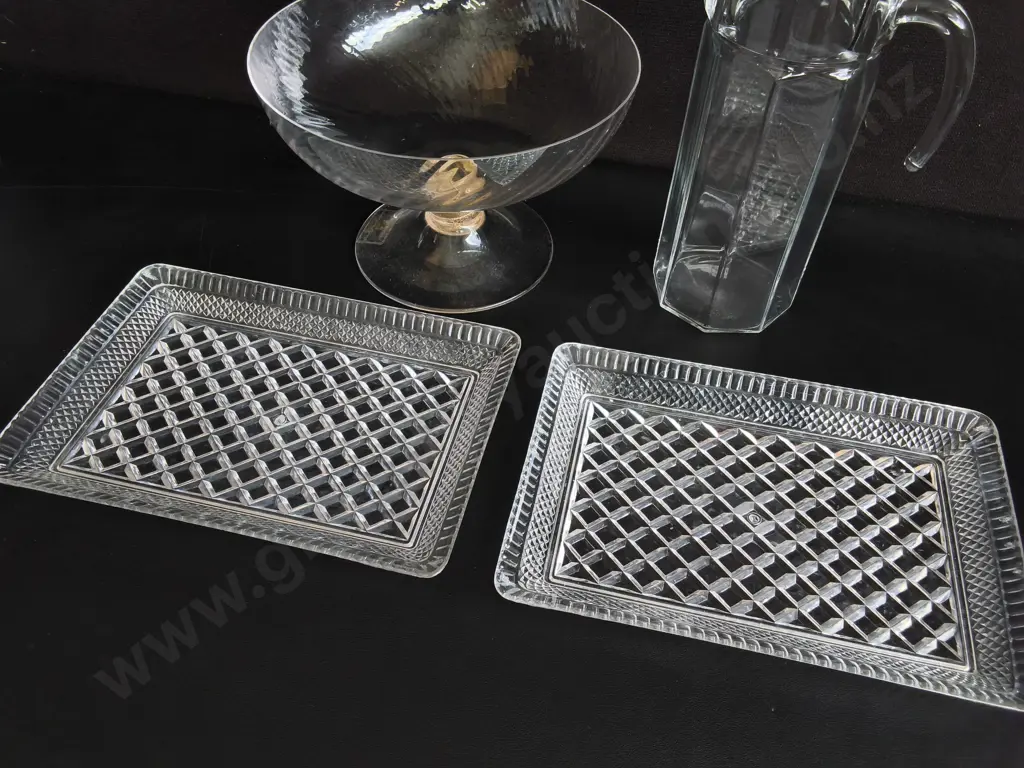 GLASS PEDESTAL SERVING BOWL, GLASS JUG, AND PAIR OF PLASTIC PRESSED GLASS STYLE TRAYS, TALLEST H 27 CM Image 1++