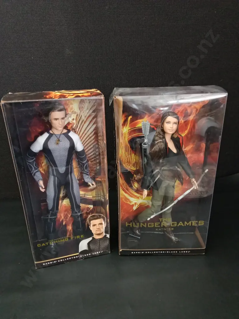 2 MATTEL BARBIE HUNGER GAMES DOLLS AND CATCHING FIRE ILLUSTRATED MOVIE COMPANION BOOK Image 1++