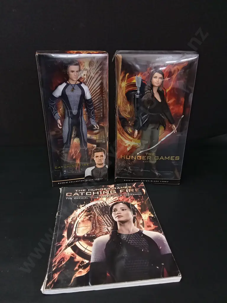 2 MATTEL BARBIE HUNGER GAMES DOLLS AND CATCHING FIRE ILLUSTRATED MOVIE COMPANION BOOK Image 1++