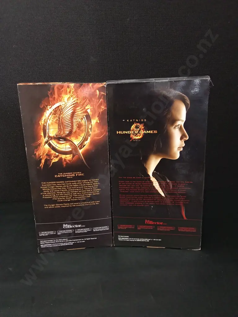 2 MATTEL BARBIE HUNGER GAMES DOLLS AND CATCHING FIRE ILLUSTRATED MOVIE COMPANION BOOK Image 1++