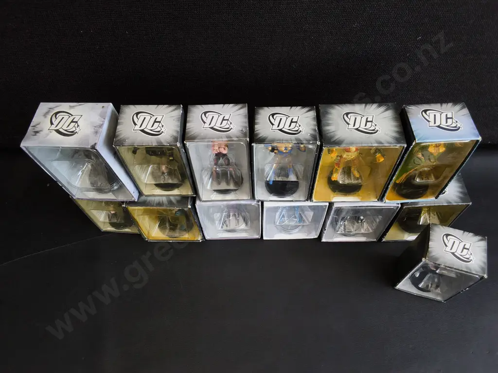 COLLECTION OF MINIATURE FIGURINES FOM THE EAGLEMOSS DC CHESS COLLECTION PIECES, 13 PIECES, PACKAGED Image 1++