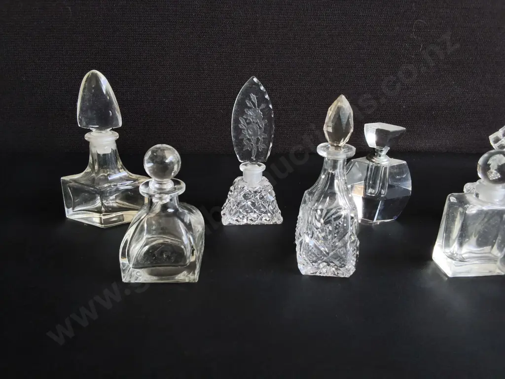 COLLECTION OF VINTAGE CUT GLASS AND CRYSTAL VANITY PERDUME BOTTLES WITH STOPPERS, 8 PIECES, TALLEST H 13 CM Image 1++