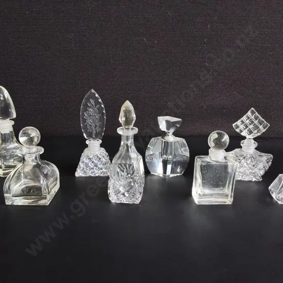 COLLECTION OF VINTAGE CUT GLASS AND CRYSTAL VANITY PERDUME BOTTLES WITH STOPPERS, 8 PIECES, TALLEST H 13 CM