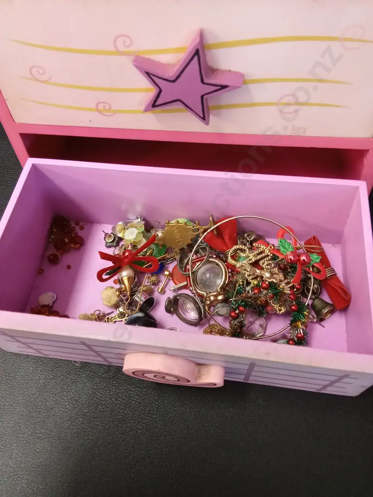 WOODEN HANDBAG JEWELLERY BOX AND CONTENTS H19CM Image 1++