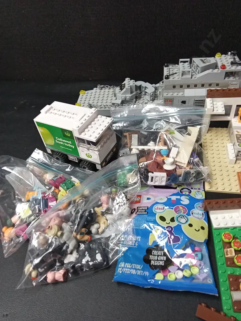ASSORTED BUILDING TOYS Image 1++