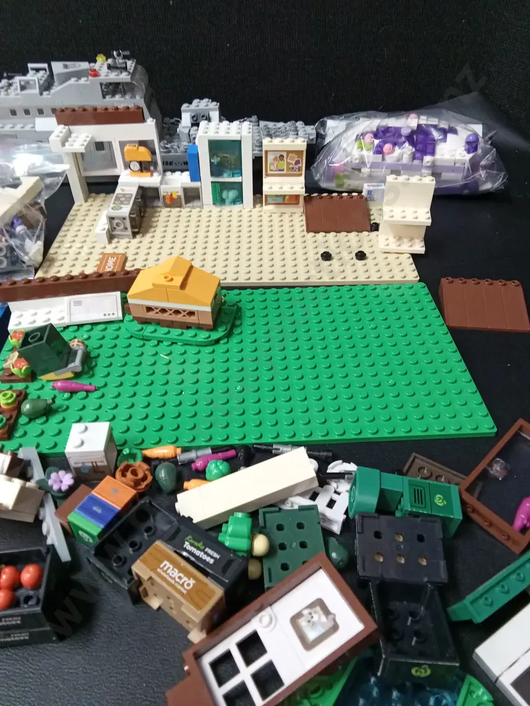 ASSORTED BUILDING TOYS Image 1++