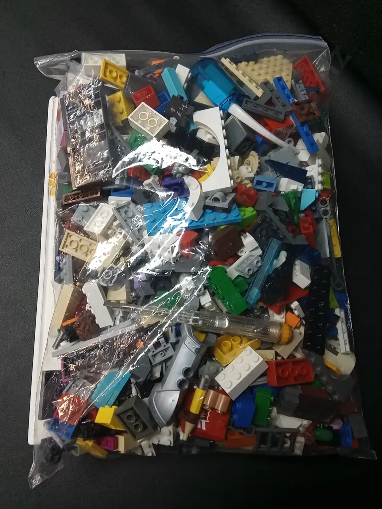 2 BOOKS ON LEGO AND A COLLECTION OF LEGO PIECES Image 1++