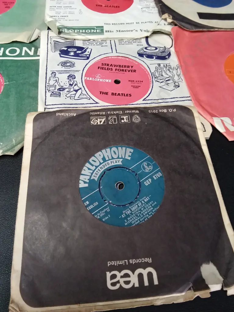 7 BEATLES FIRST NEW ZEALAND PRESSINGS 7 INCH Image 1++