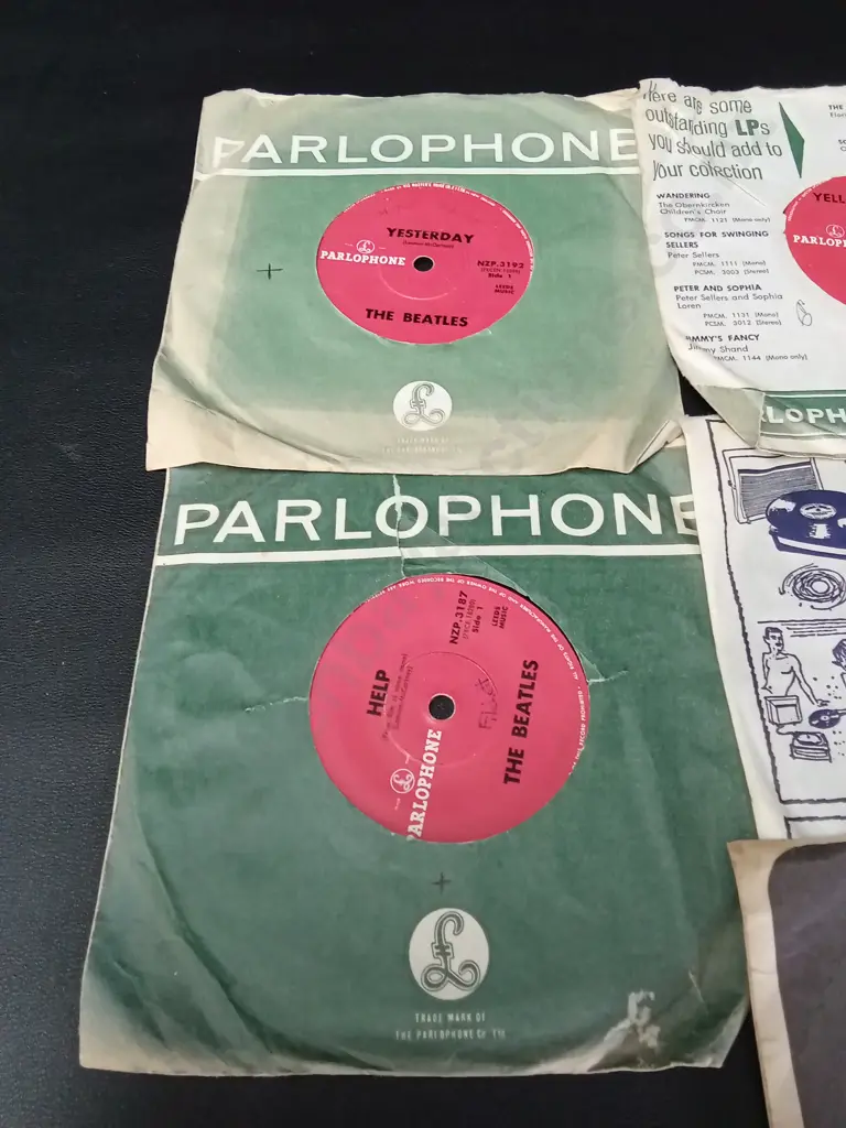 7 BEATLES FIRST NEW ZEALAND PRESSINGS 7 INCH Image 1++