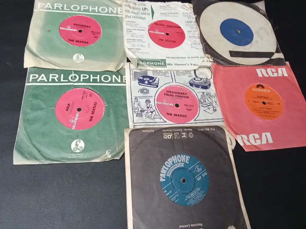 7 BEATLES FIRST NEW ZEALAND PRESSINGS 7 INCH Image 1++