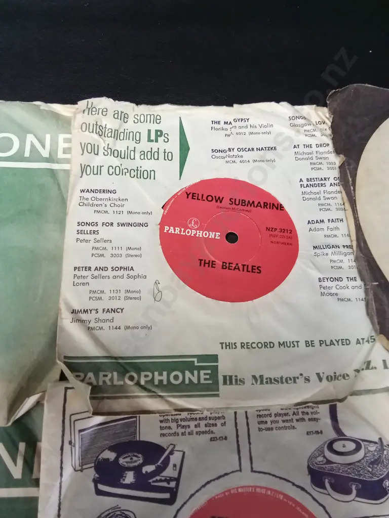 7 BEATLES FIRST NEW ZEALAND PRESSINGS 7 INCH Image 1++