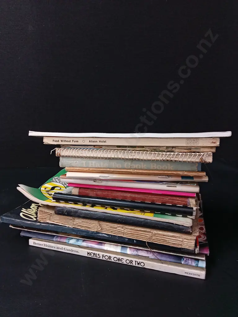 BOX OF VINTAGE COOKBOOKS Image 1++